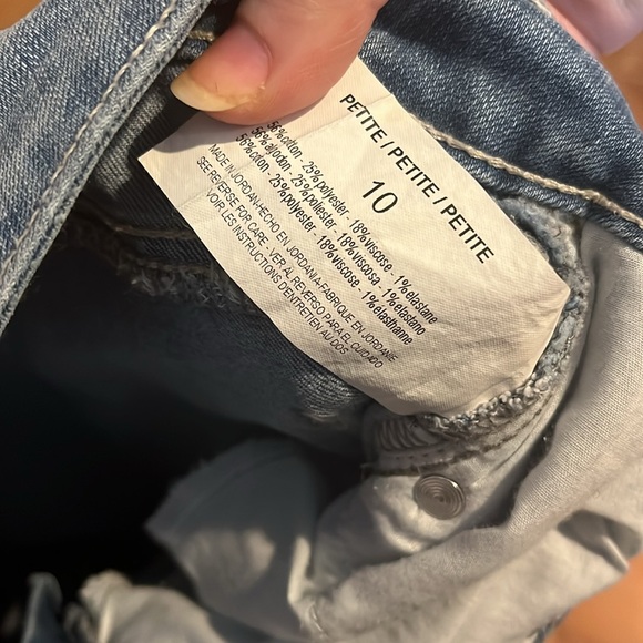 Gloria Vanderbilt Women's Mid Rise Straight Leg Crop Length Jean in Light Wash - Picture 4 of 6